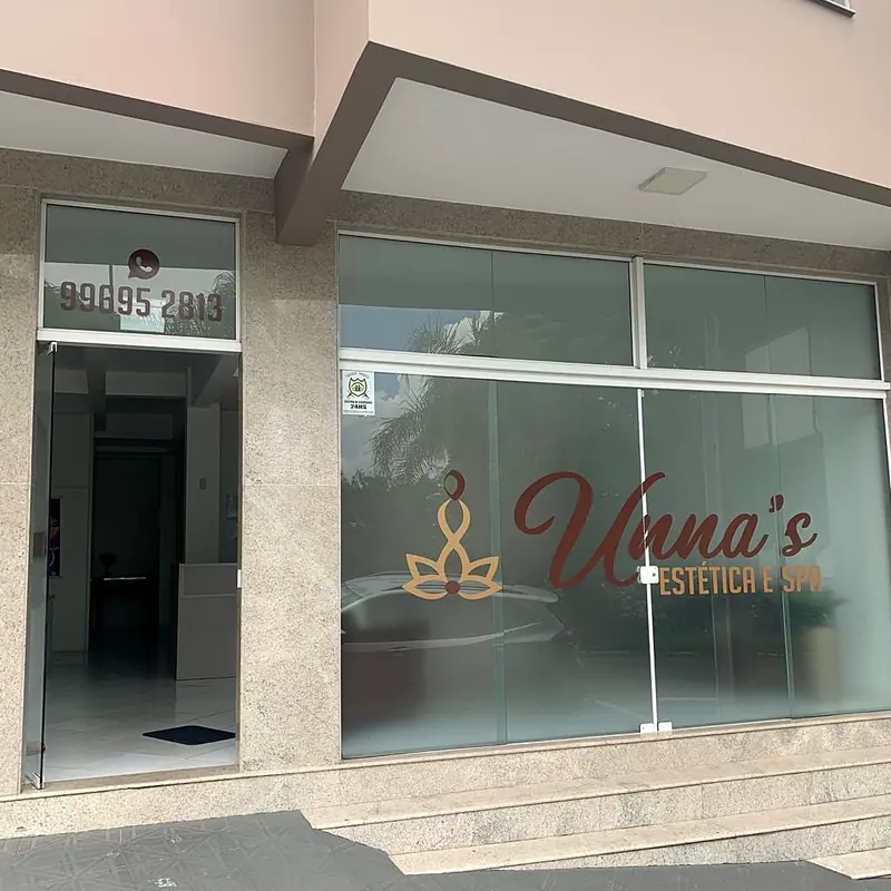 Vitrine da clínica com o logo Unna's Estética e Spa e a flor de lótus